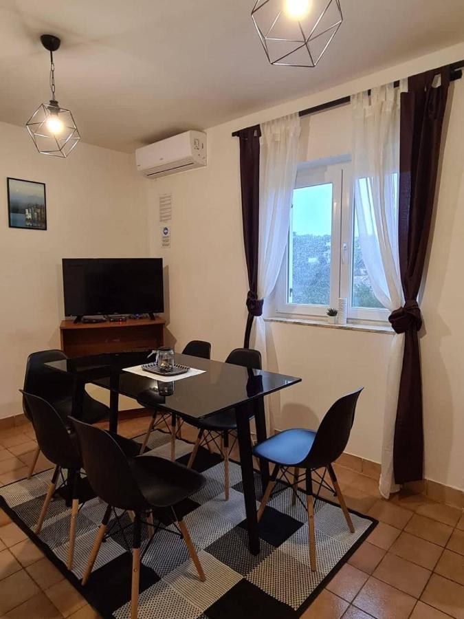 Apartments Solis, 50 M From The Sea - Jakisnica Bagian luar foto